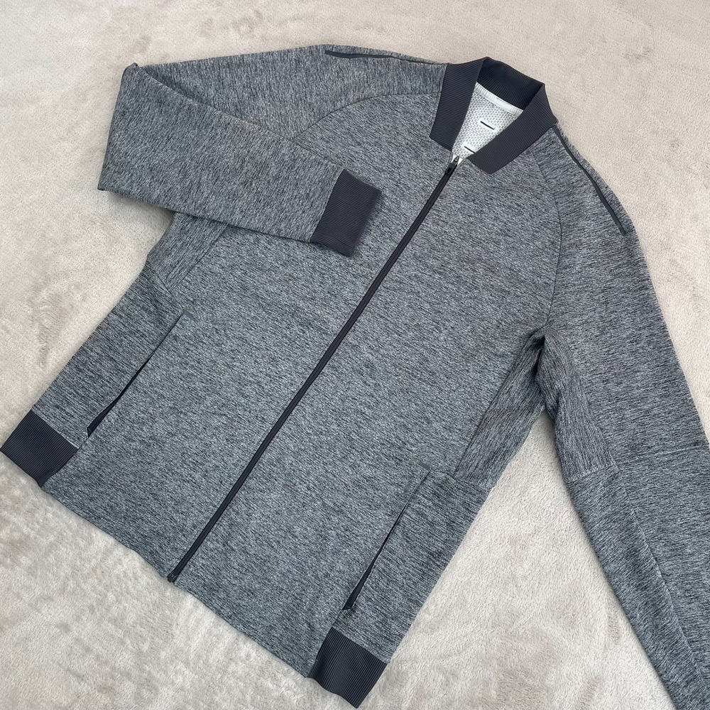 Lululemon Textured Tech Bomber Jacket Men Medium Graphite‎ Grey / Vapor Gym $148